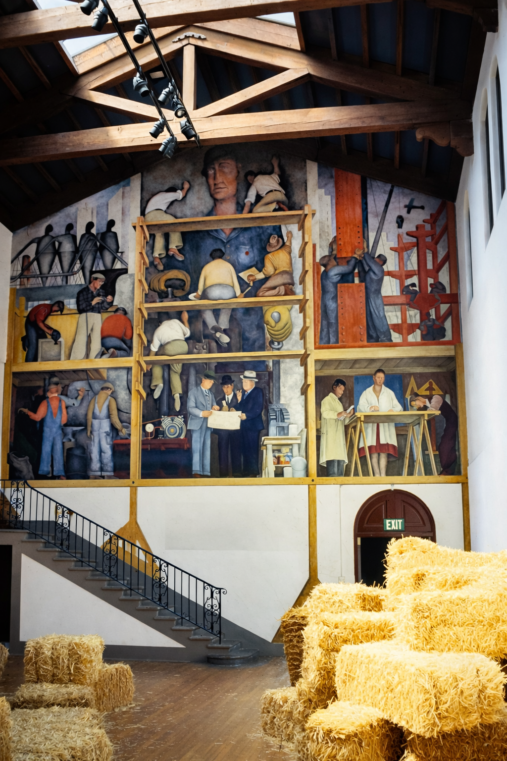 Mural de trabalhadores e ambiente rústico