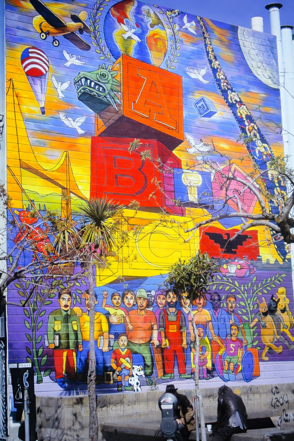 Mural vibrante no ambiente urbano