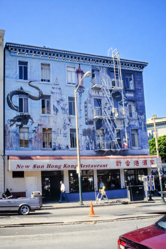 Edifício com mural em Chinatown