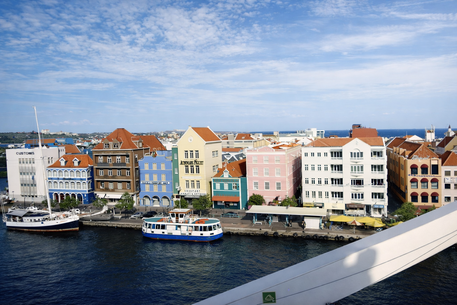 Frente ao porto de Willemstad