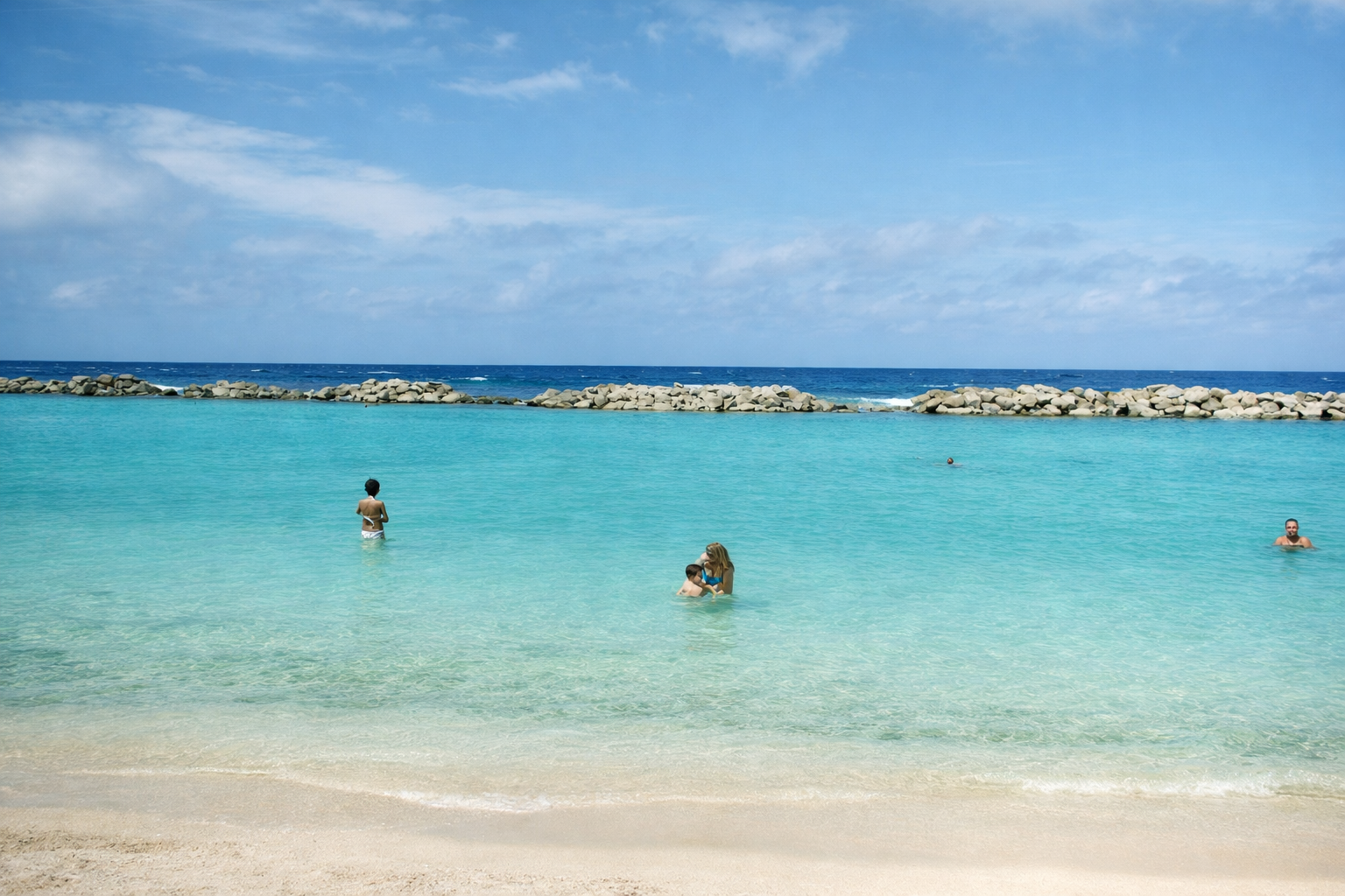 Praia tropical em tom de azul