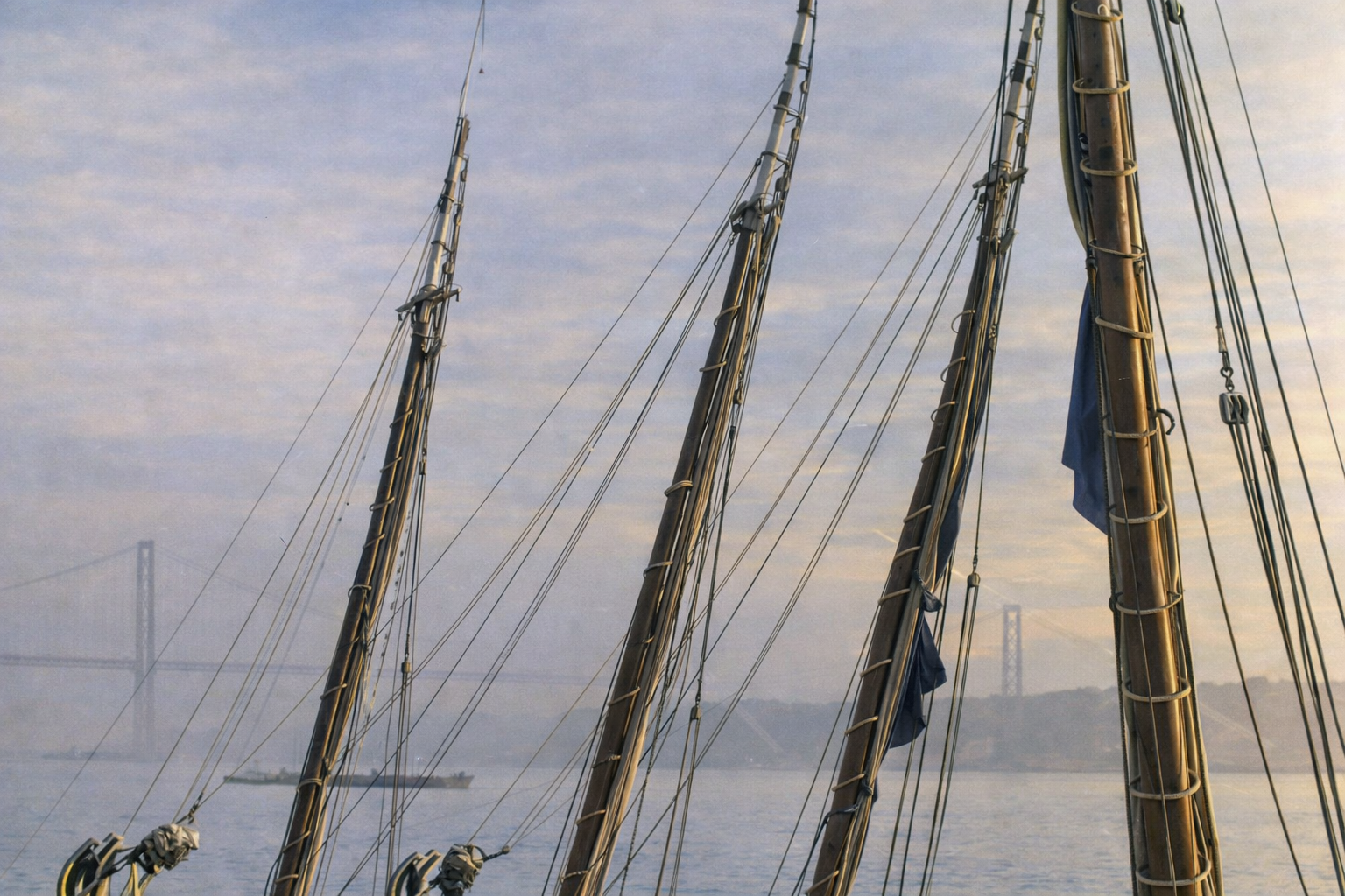 Mast and rigging à beira do Tejo