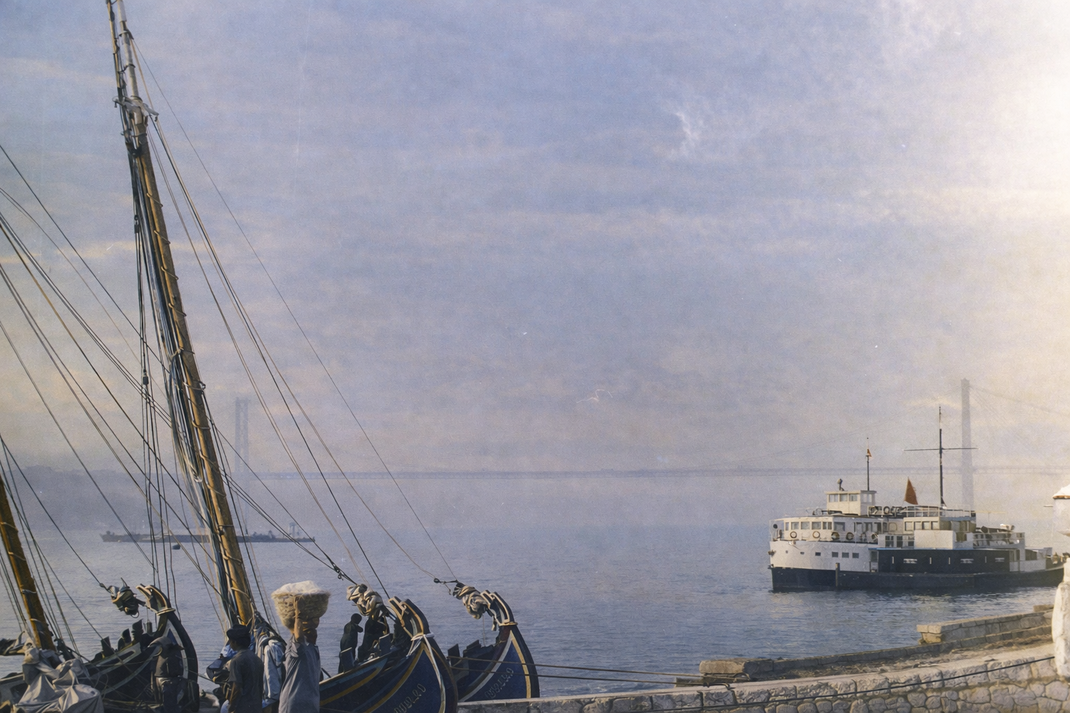 Barcos tradicionais no Tejo ao amanhecer