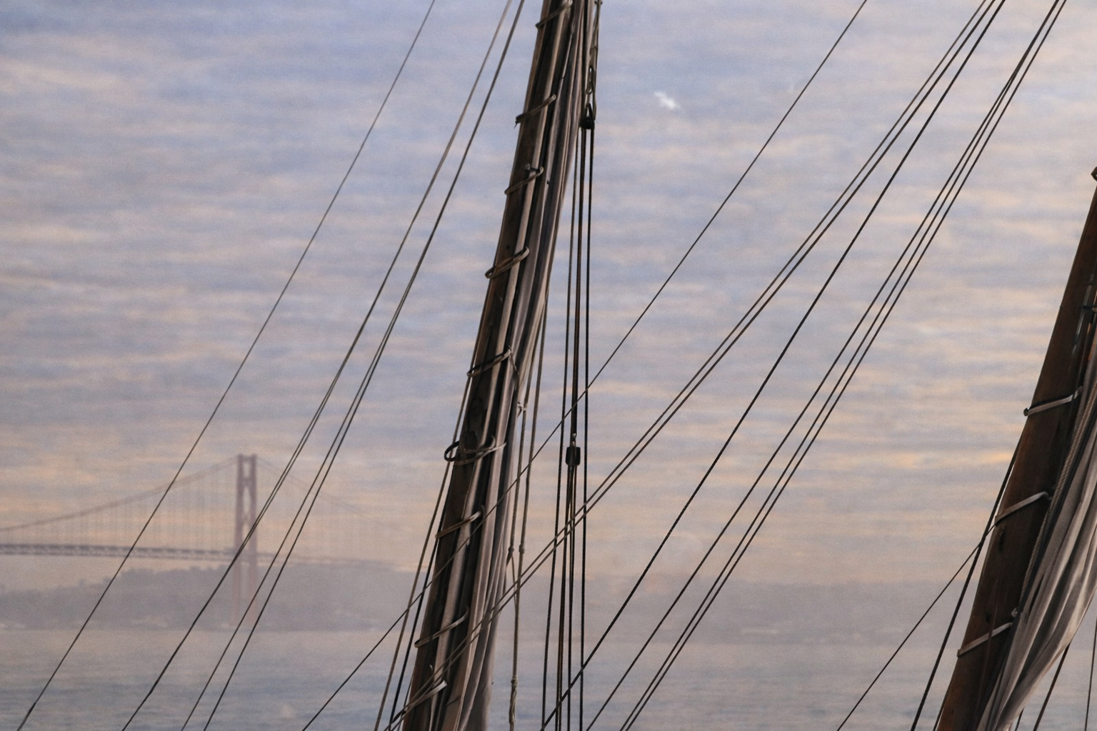 Remos e mastros sob o céu de Lisboa