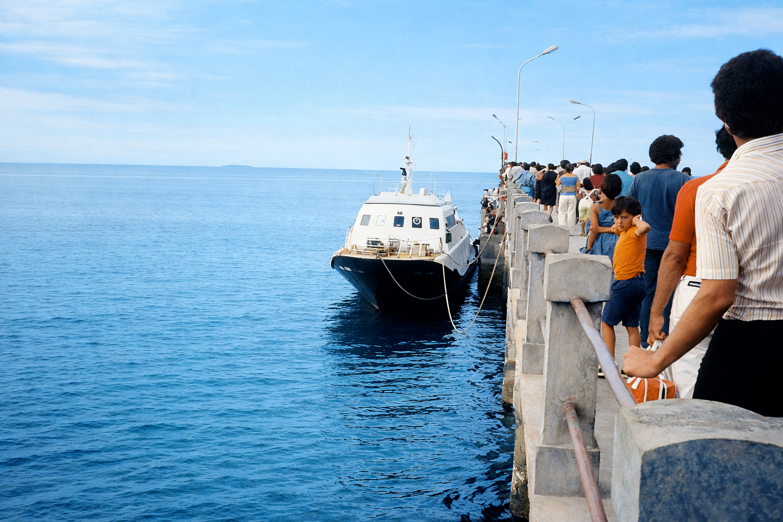 Cais com passageiros e barco ancorado