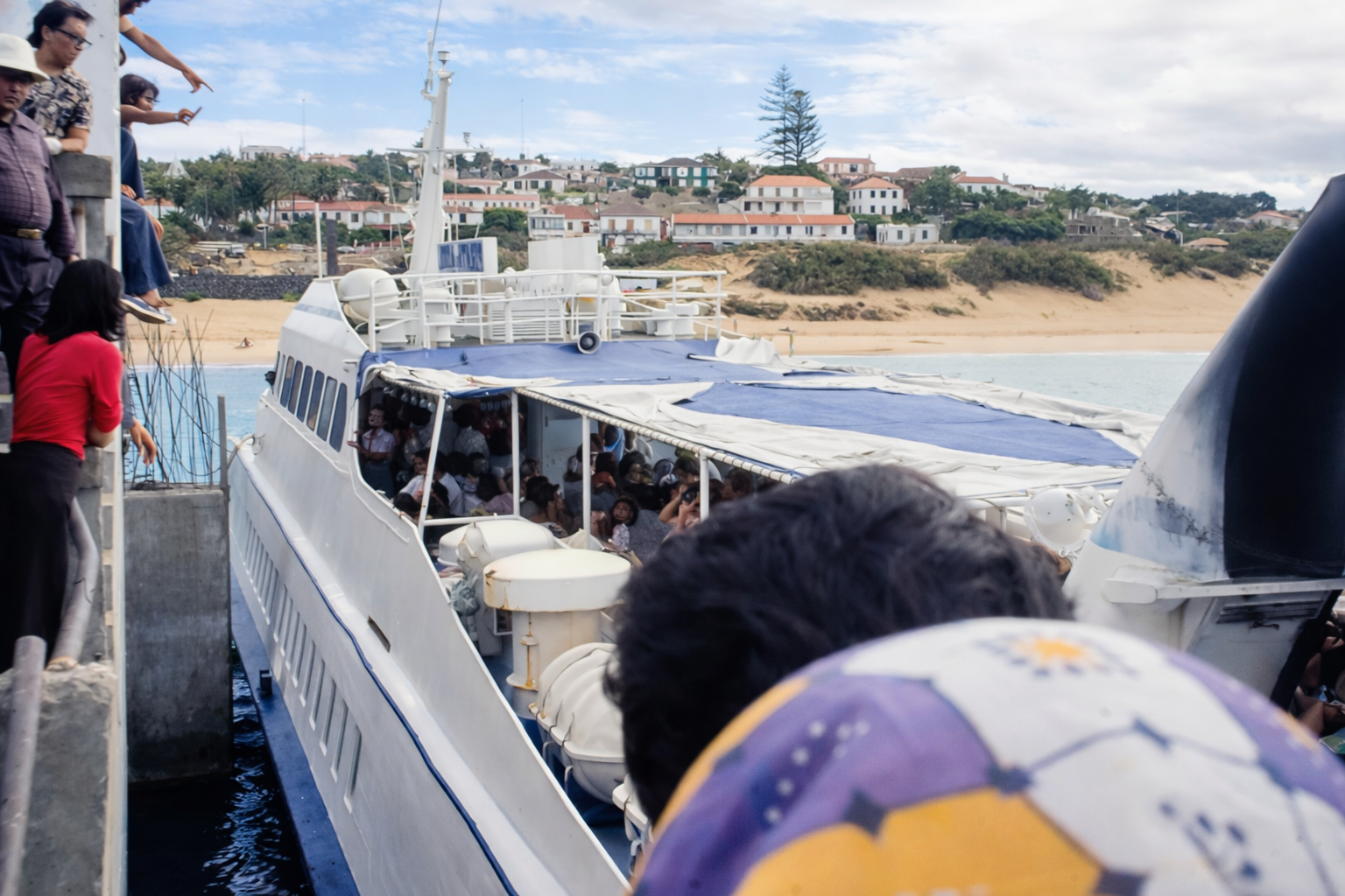 Embarque no ferry à beira-mar