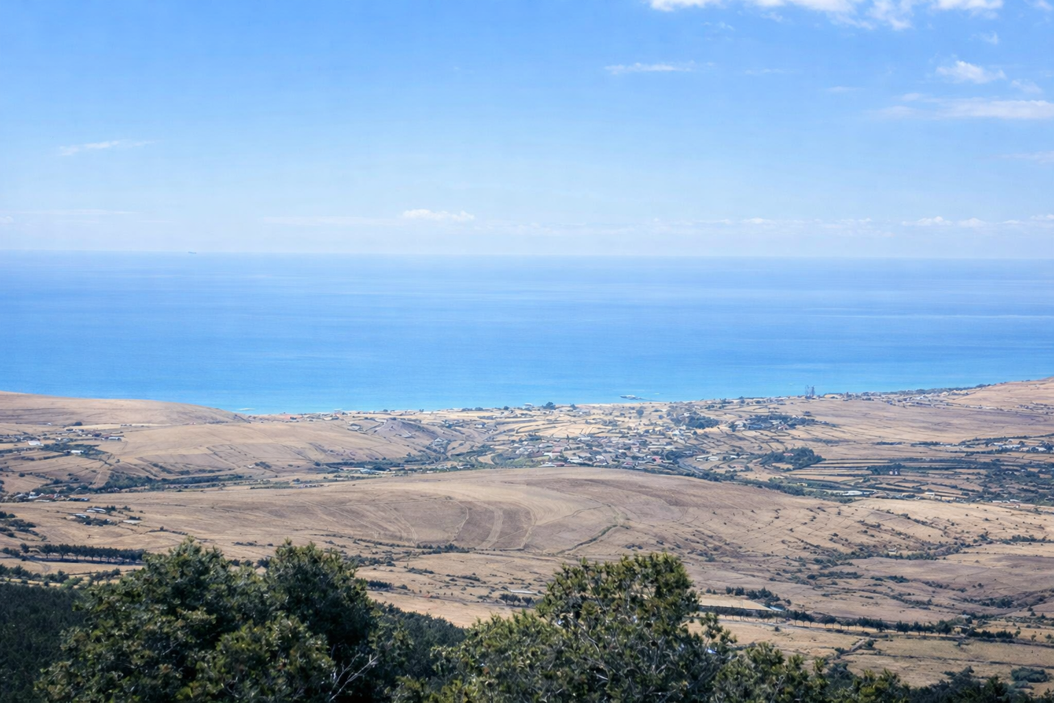 Vista costeira com aldeia e campo