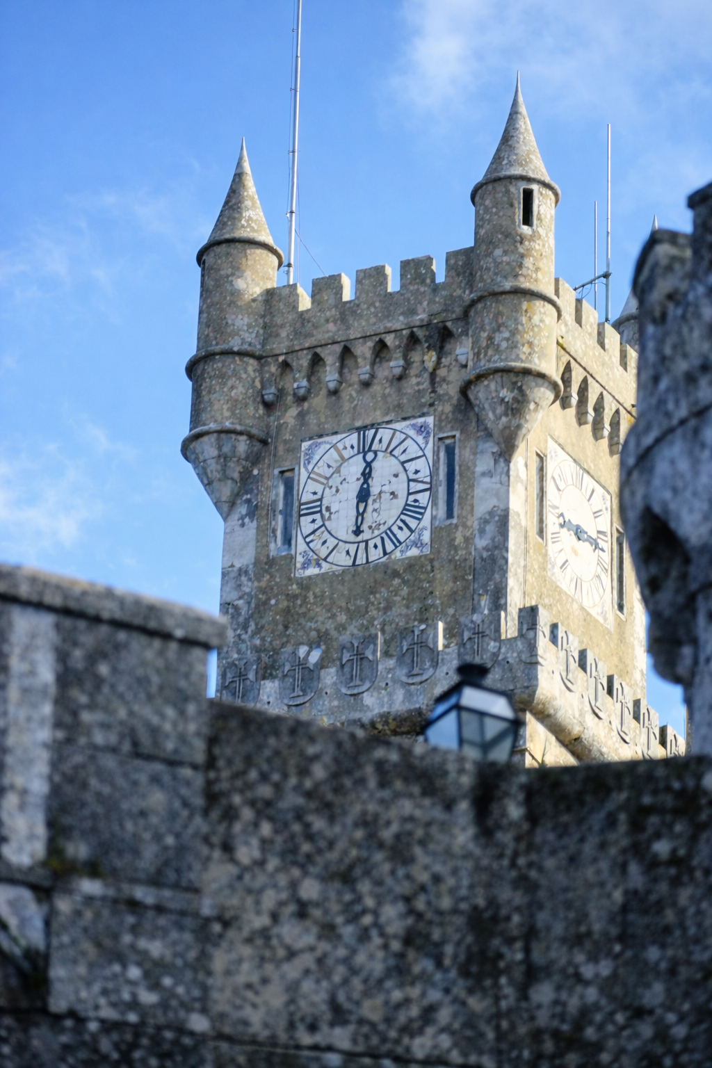 Torre do relógio medieval ao sol