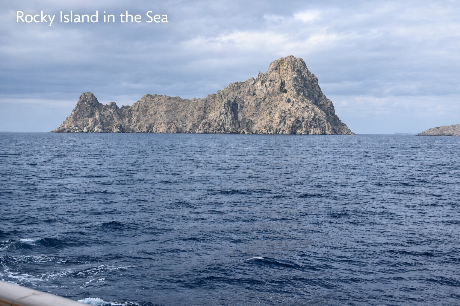 Rocky Island in the sea Ilha rochosa no oceano