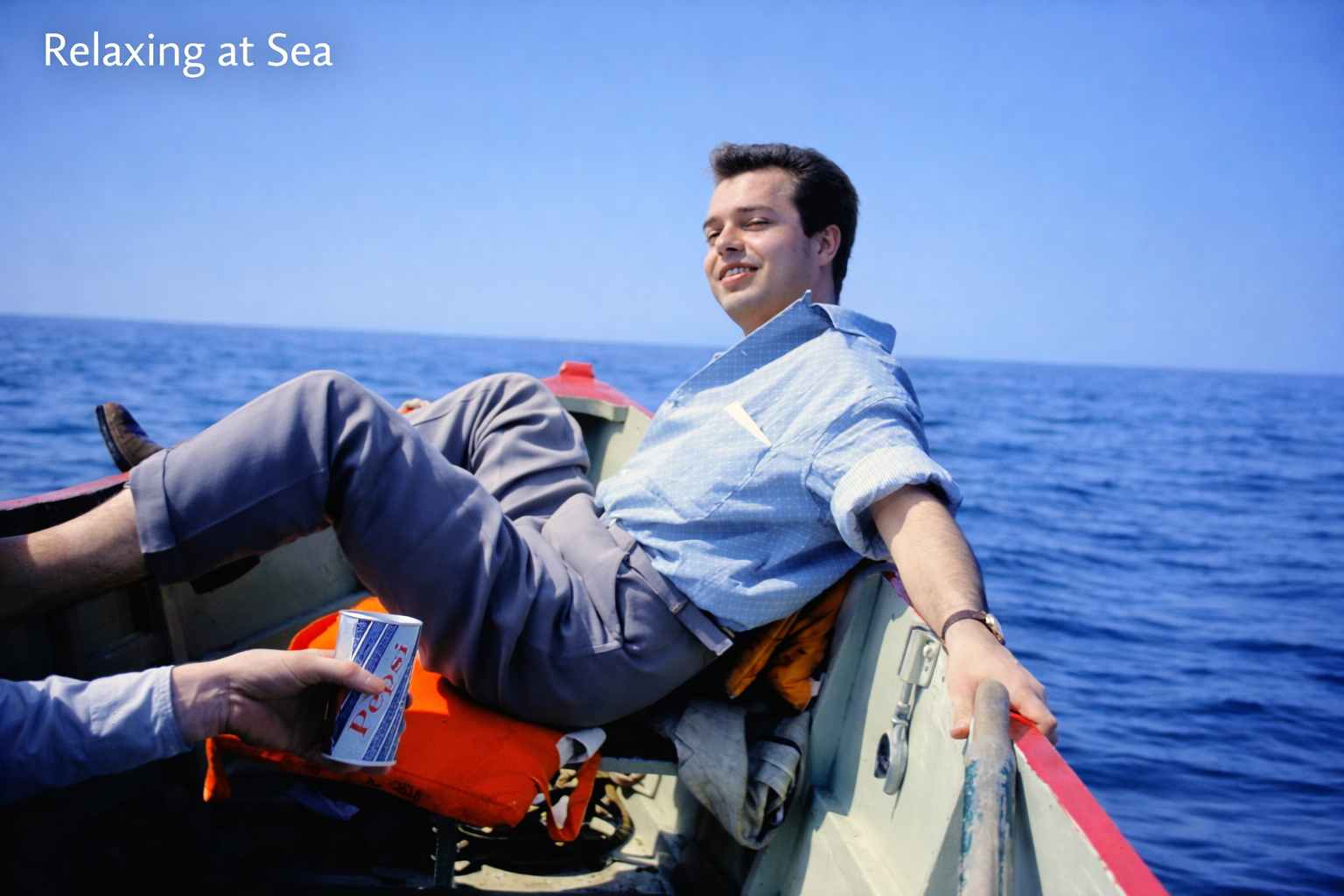 Homem a relaxar num barco no mar