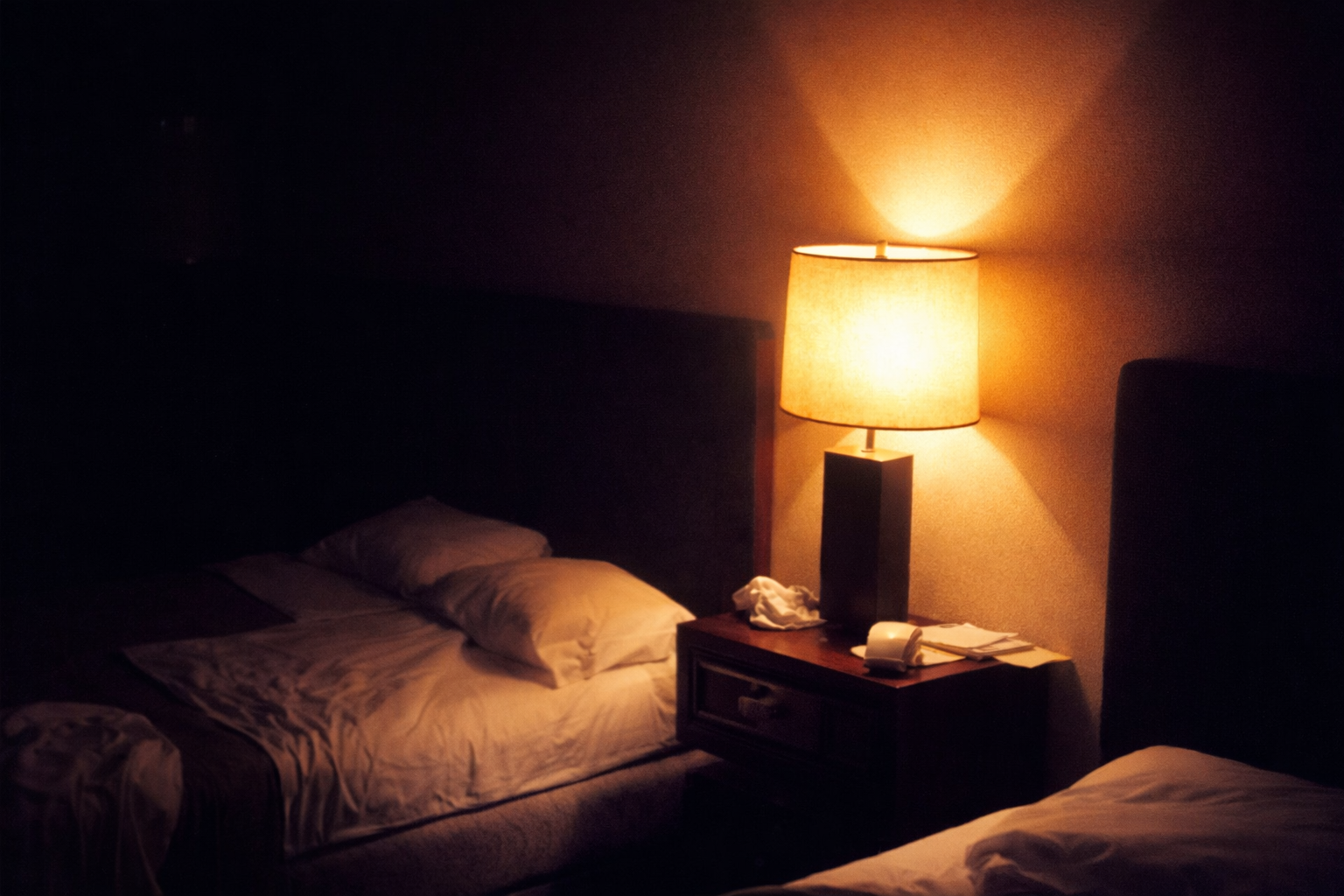 Quarto de hotel na penumbra