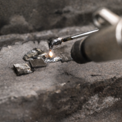 Trabalho de solda sobre tijolos envelhecidos