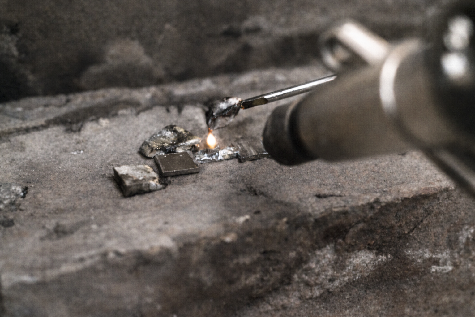 Trabalho de solda sobre tijolos envelhecidos