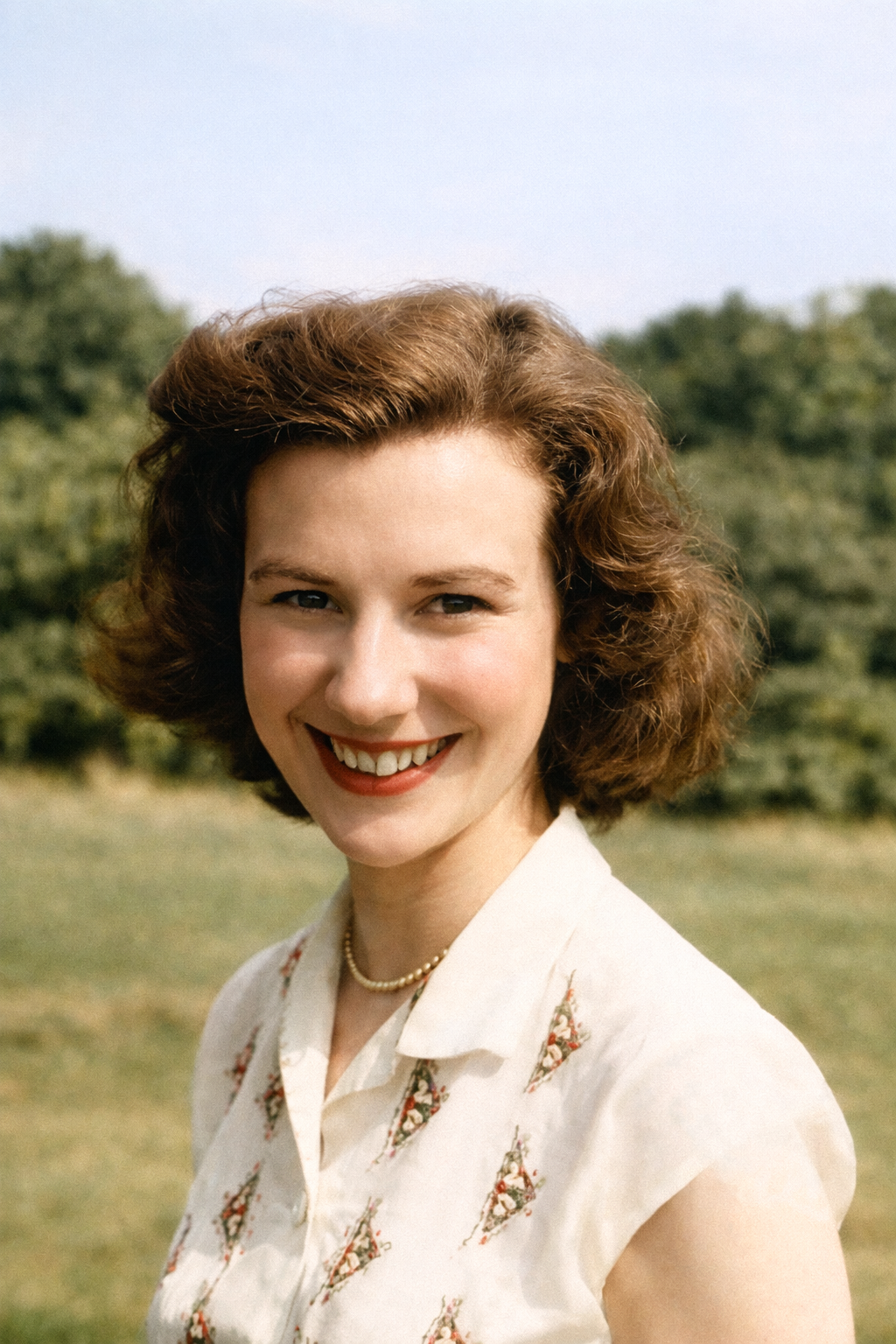 Sorriso radiante em campo iluminado