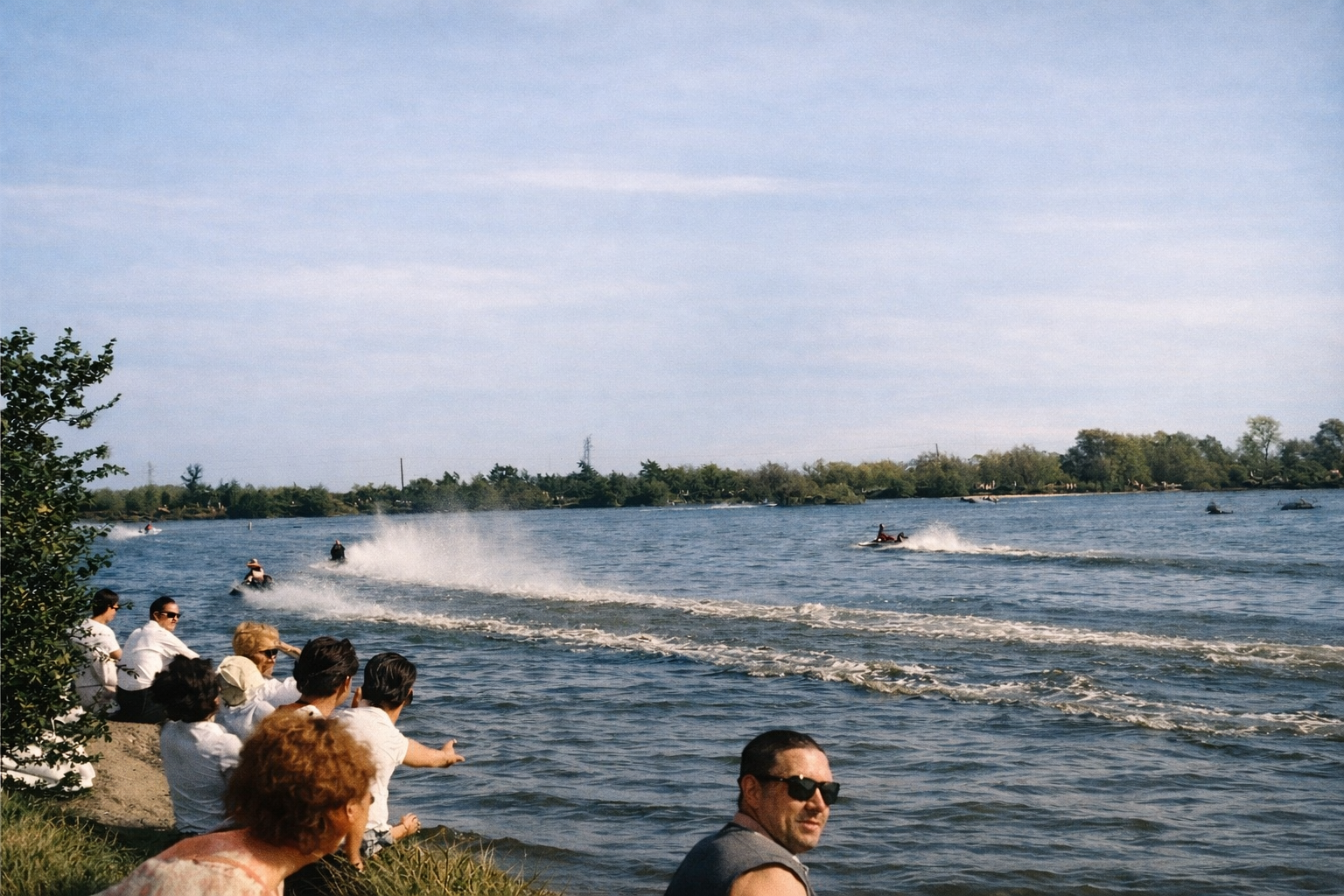 Corrida de barcos no lago