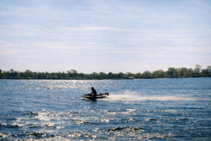 Motociclismo aquático ao sol