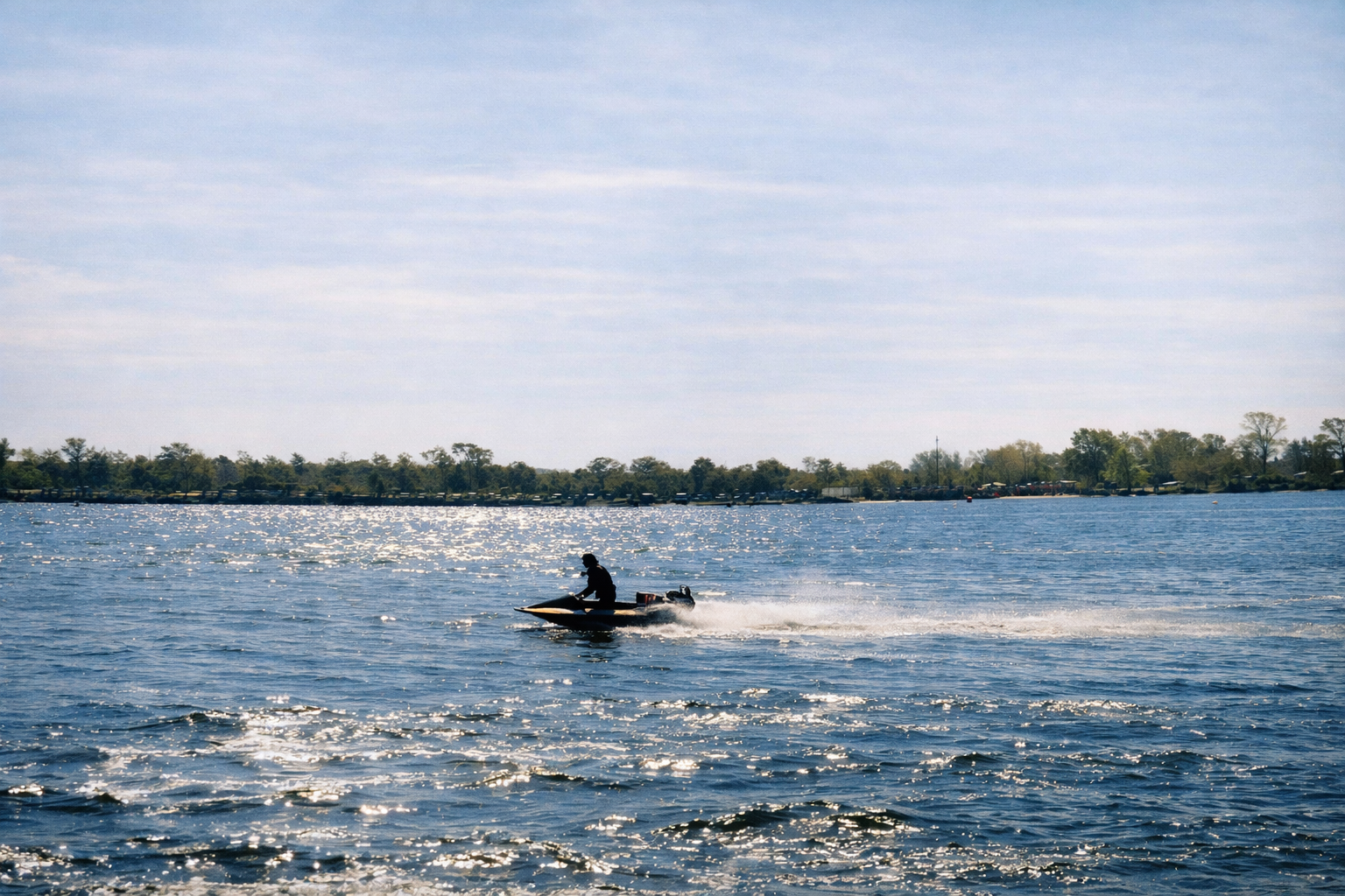 Motociclismo aquático ao sol