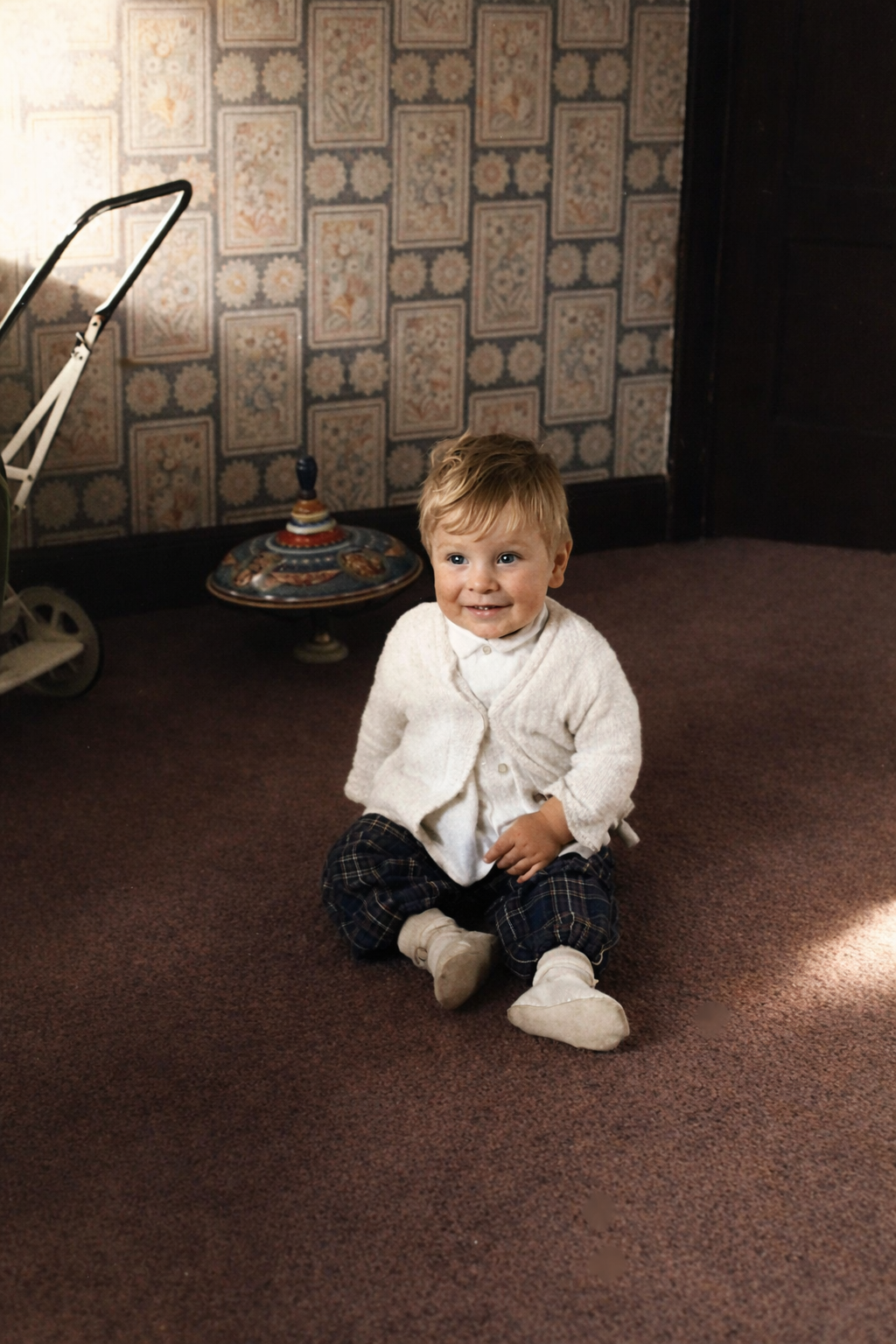 Menino sorridente no chão da sala