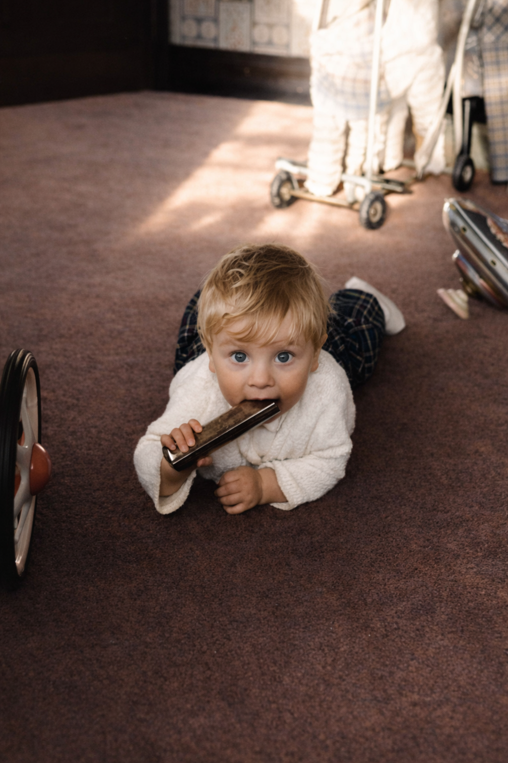 Criança a brincar com harmónica