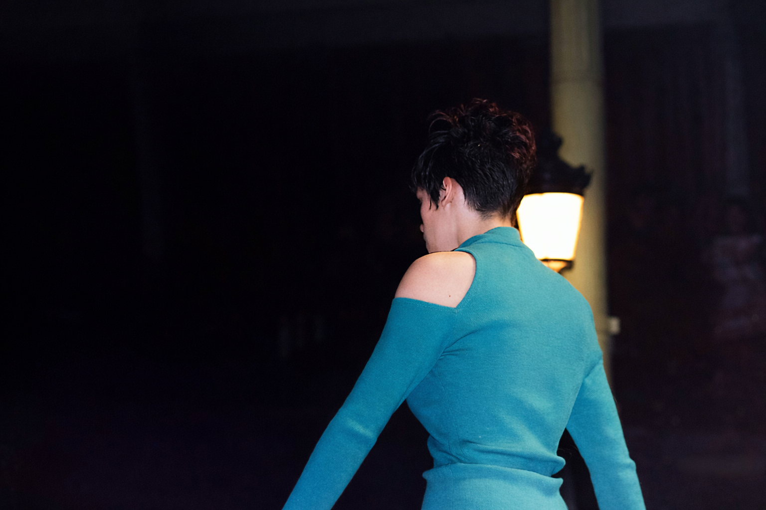 Mulher com blusa turquesa e luz suave