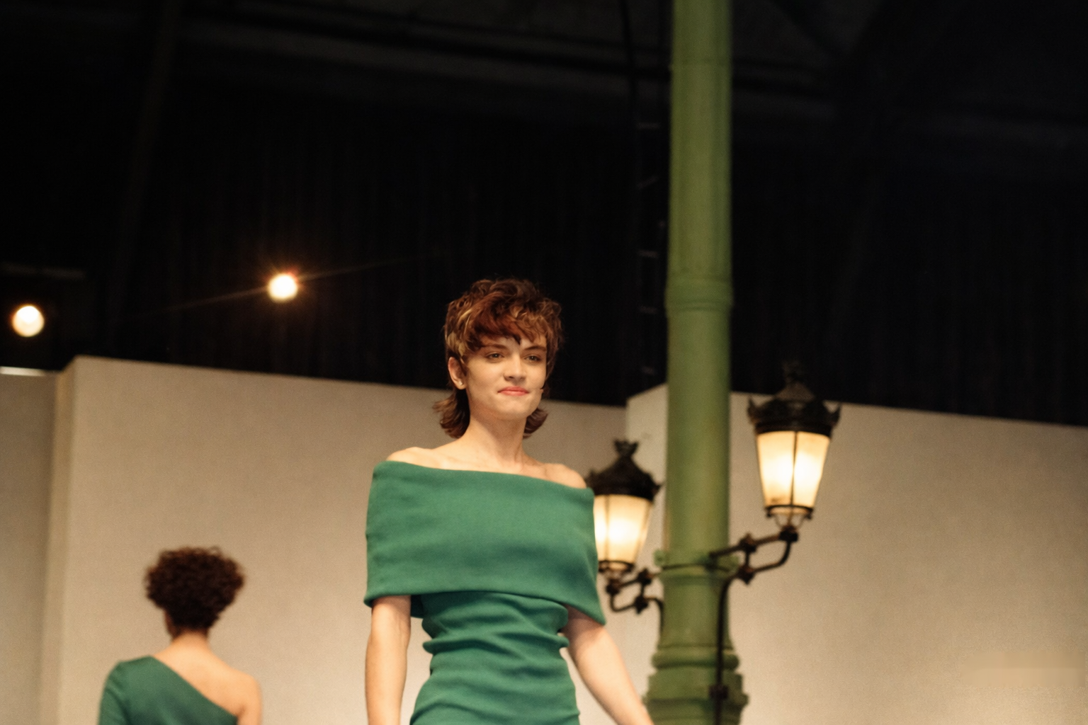 Desfile de moda em palco iluminado