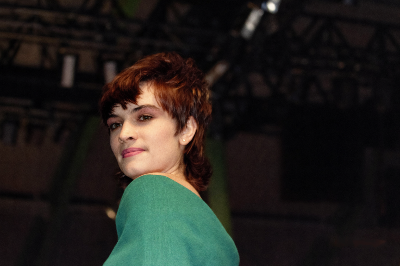 Retrato suave de mulher com topo verde