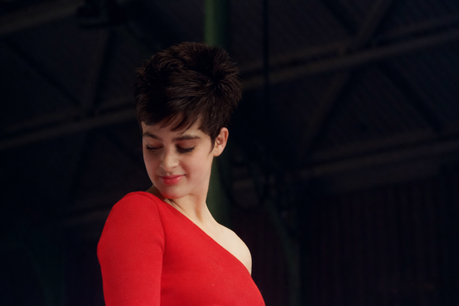 Sorriso suave em vestido vermelho