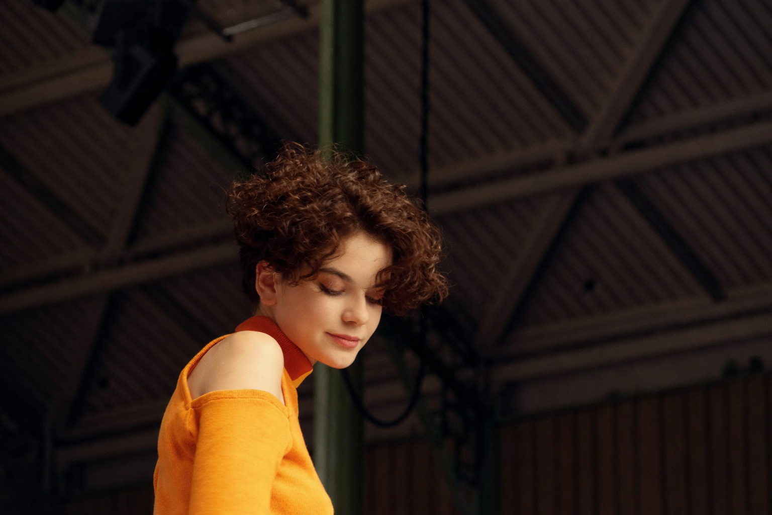 Retrato de mulher em ambiente industrial