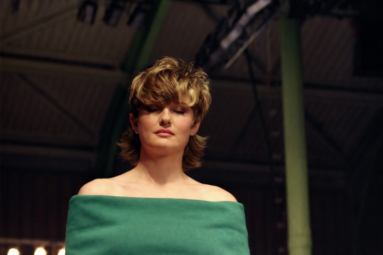 Retrato suave de mulher com cabelo curto