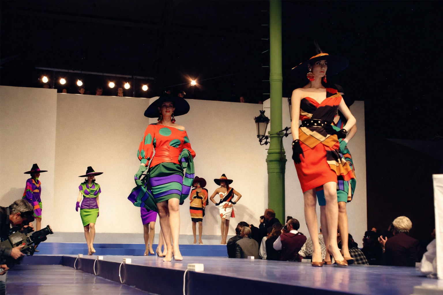 Passarela colorida com modelos ousados