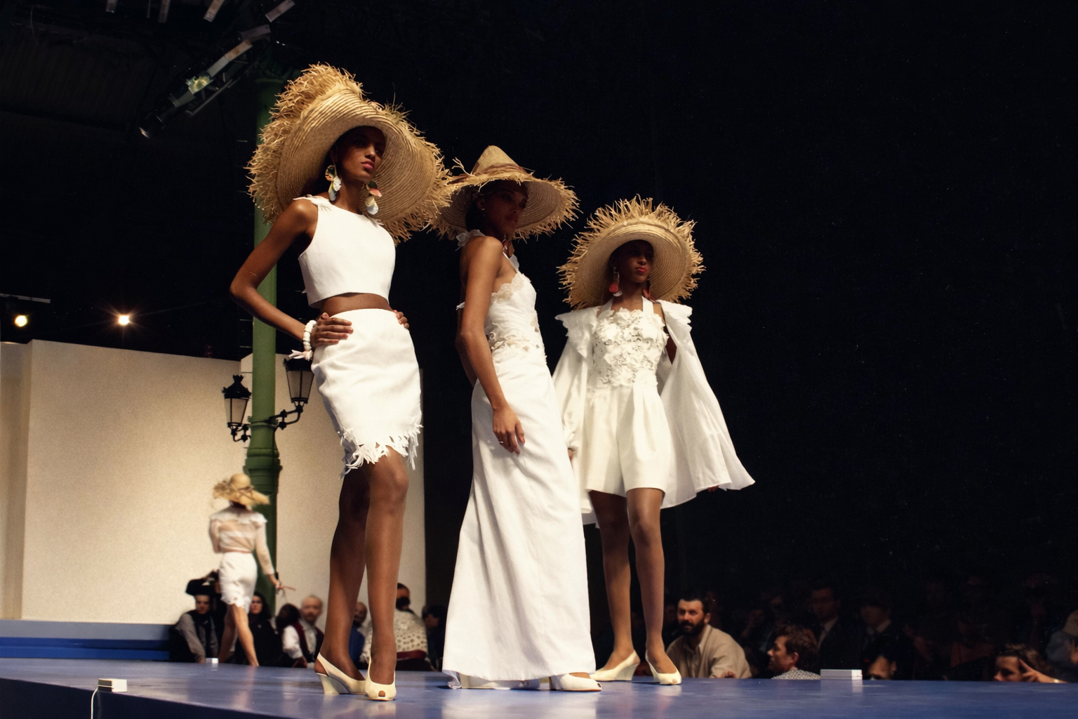 Desfile de moda elegante em branco