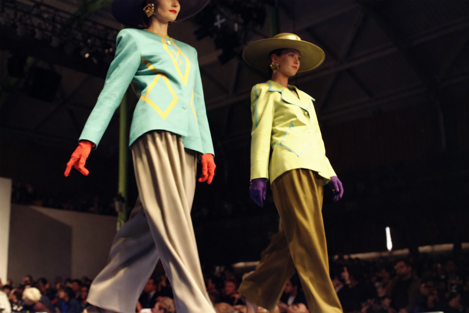 Desfile de moda com modelos elegantes