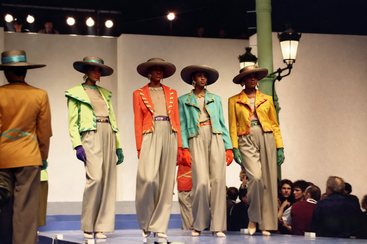 Desfile de moda com modelos vibrantes