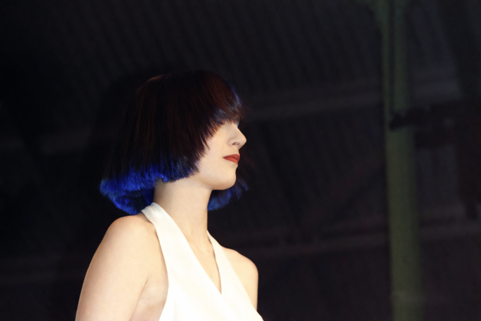 Mulher com cabelo colorido em contraste