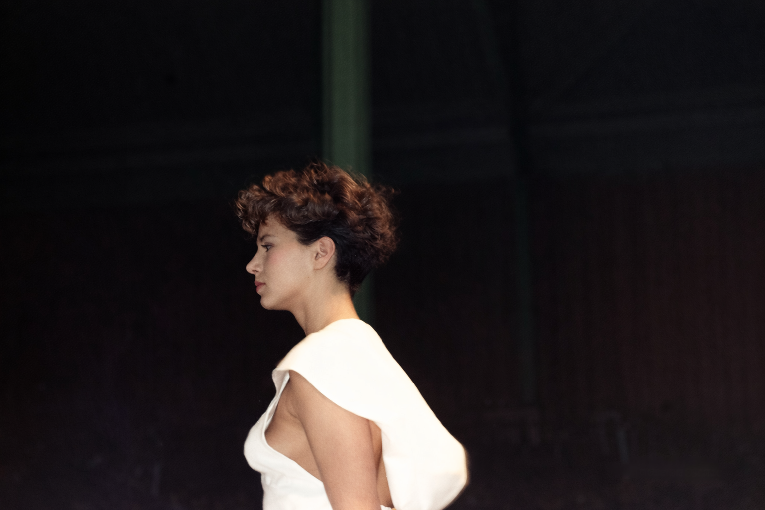 Mulher em perfil com luz suave