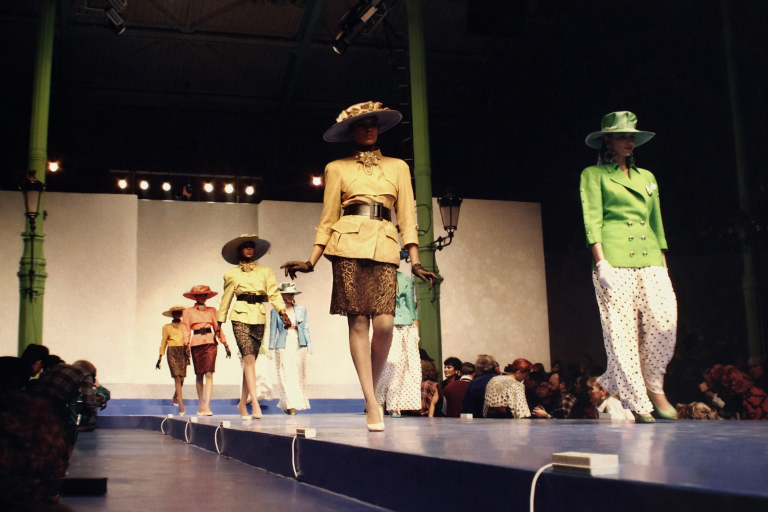 Desfile de moda nas cores vibrantes