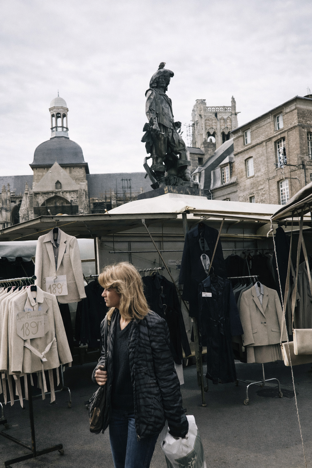 Mulher a caminhar no mercado europeu