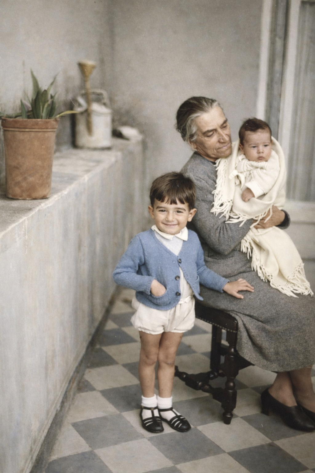 Família acolhedora junto à janela