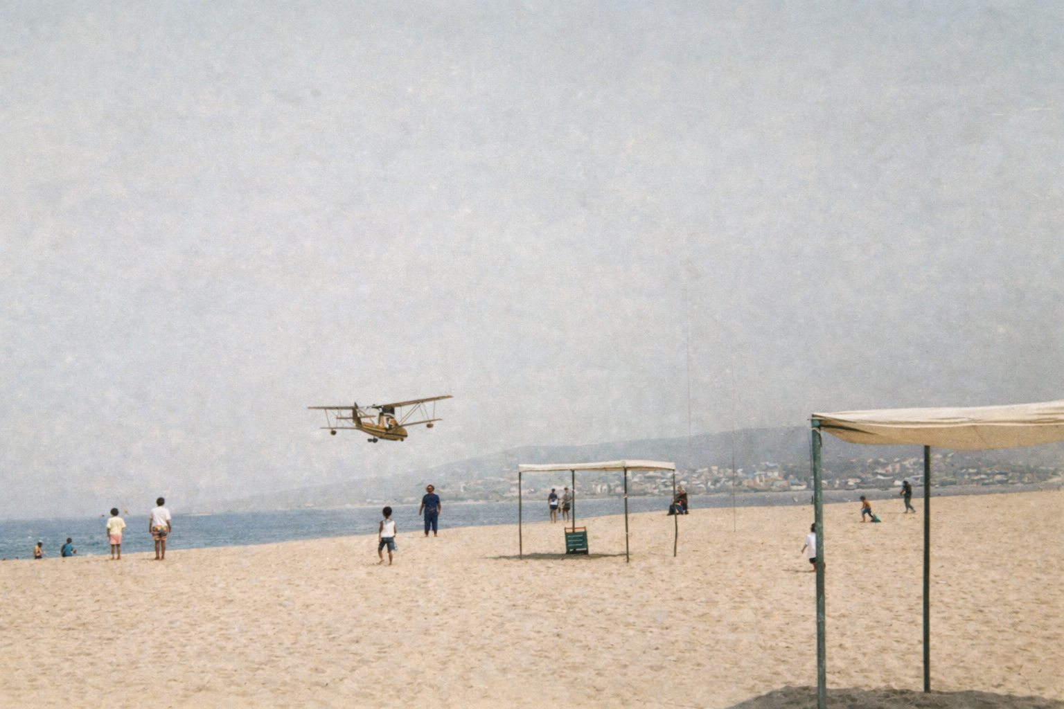 Praia tranquila com avião a passar