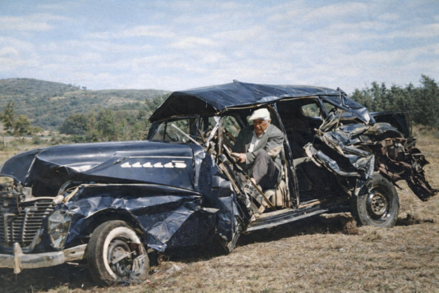 Acidente com carro vintage em paisagem rural