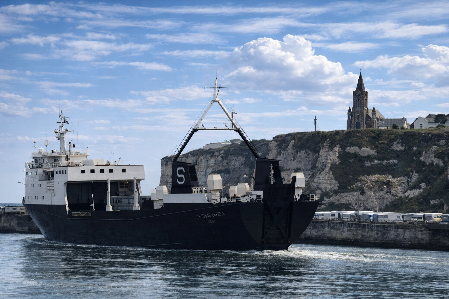 Navio de carga e igreja no penhasco