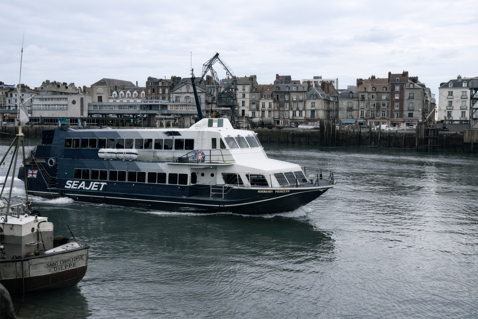 Ferry em movimento no porto