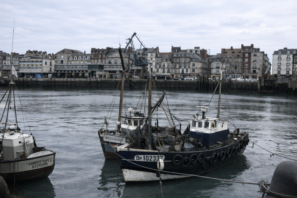 Barcos de pesca no porto de Dieppe