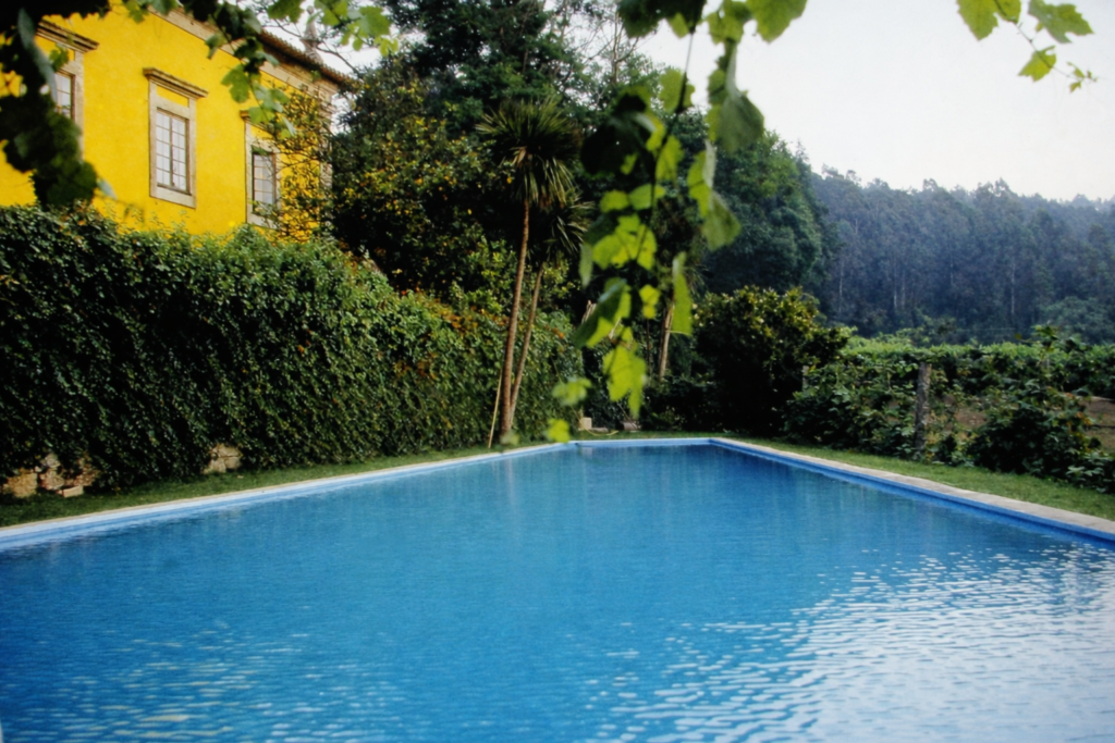 Piscina serena e casa amarela