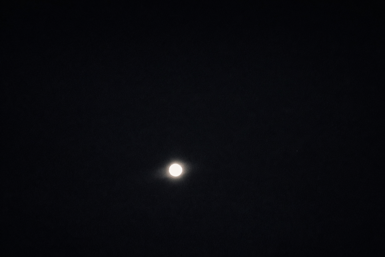Lua cheia no céu escuro