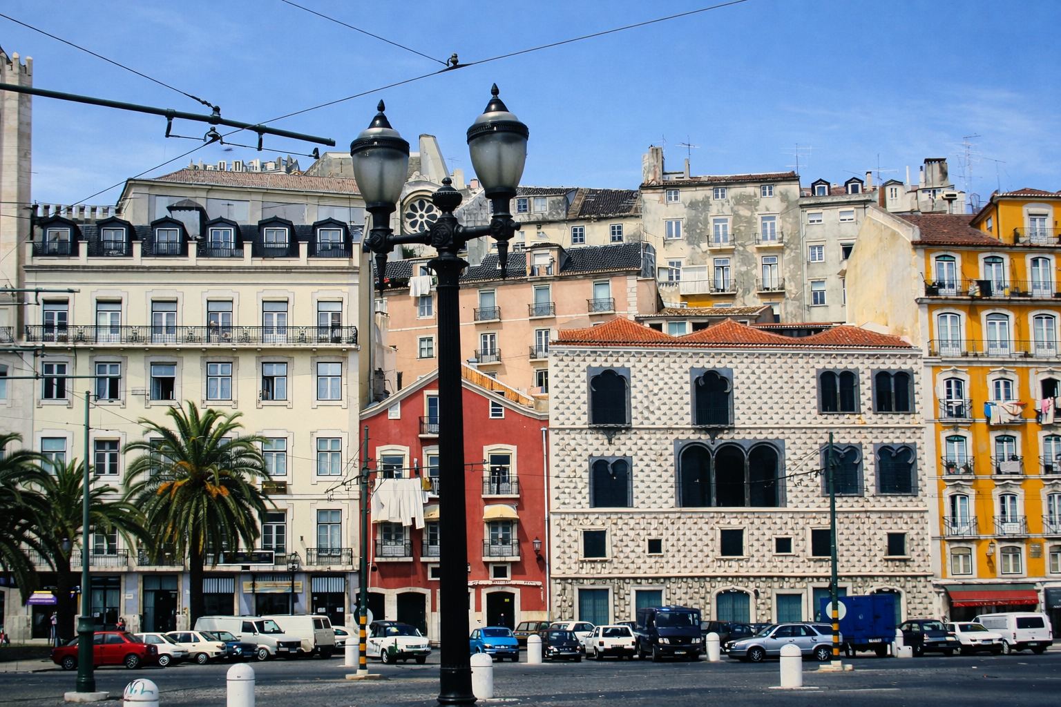 Rua LISBOA com postes antigos e fachadas coloridas