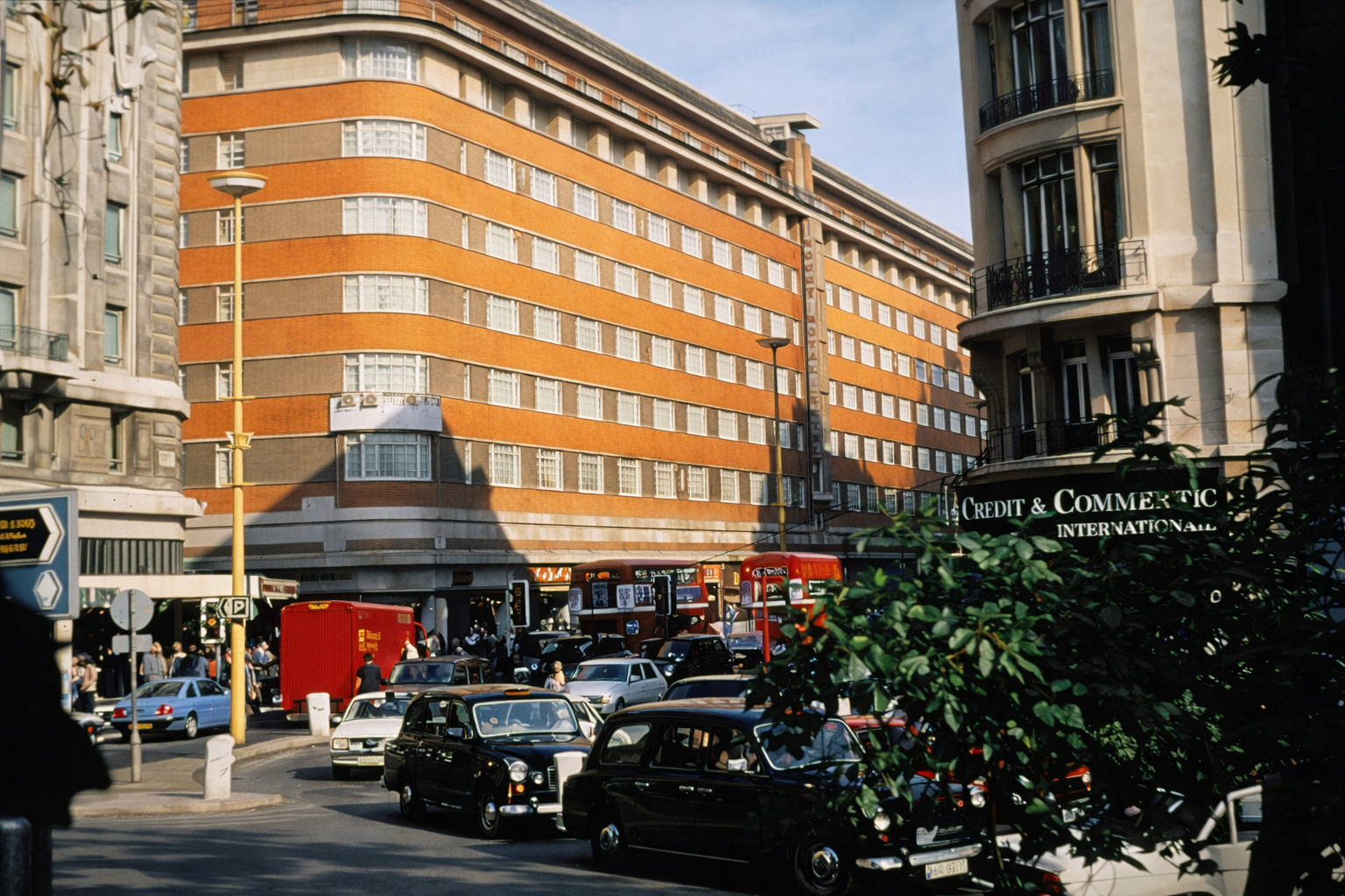 Rua movimentada e arquitetura histórica