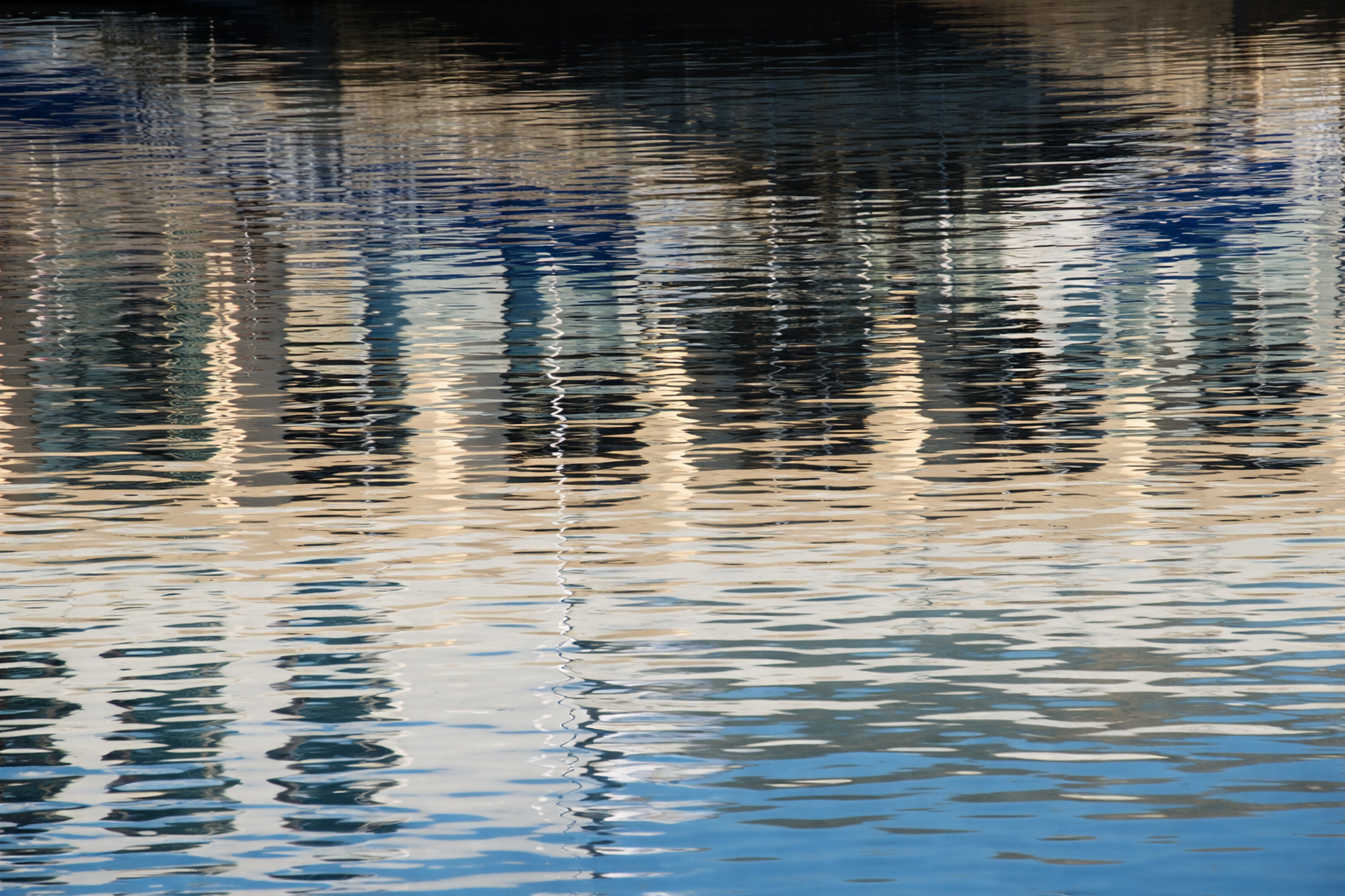 Reflexos ondulados ao entardecer