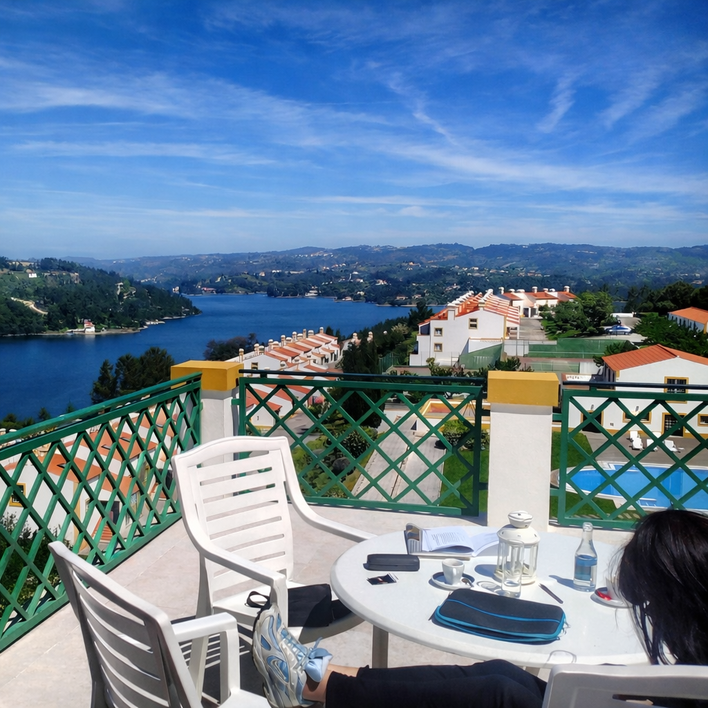 Vista serena sobre o lago e aldeia