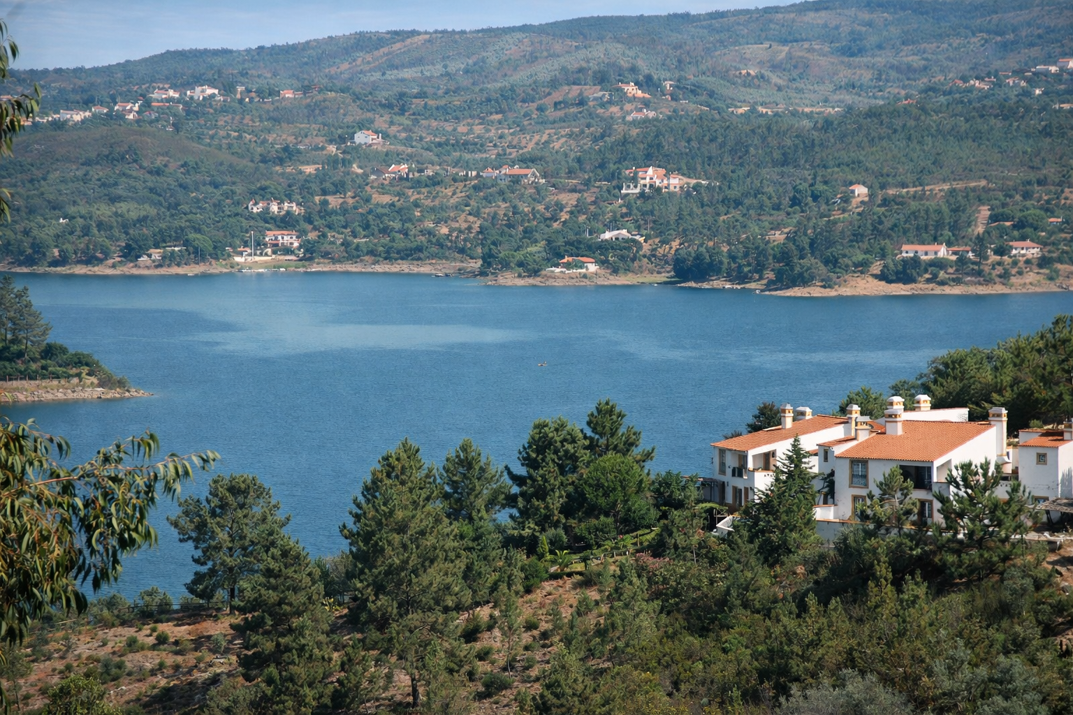 Paisagem tranquila junto ao lago